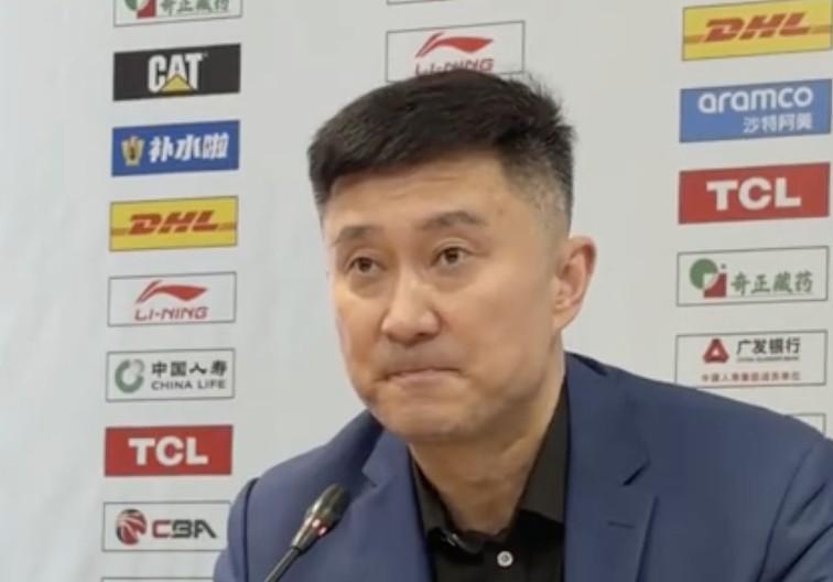 爱游戏平台下载-杜锋暖心祝福球迷大爷：每次来吉林都会看到他，希望他一切顺利